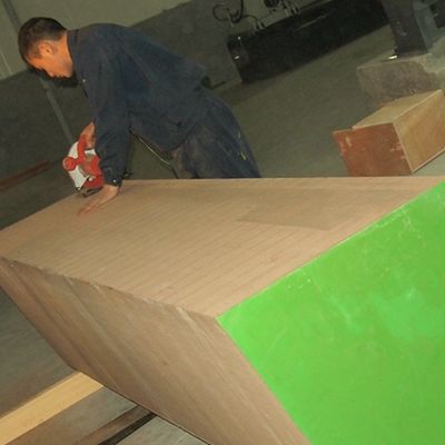 قطعة قطعة معدلة من خشب البلوط الفضي الطول 2500-3100mm يمكن تخصيصها لتغطية الجدار