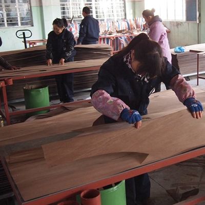 صناعة الخشب المزخرفة المزخرفة البلوط الأسود الحبوب المستقيمة قطعة قطعة 1220mm