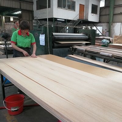 يتوهم هيكوري ثنائي اللون تاج قائم على الحبوب MDF / ألواح جسيمات لوح قشرة 2440x1220mm