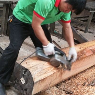 تقنيات قطع قطعة الخشب المزخرفة من اللفتة الفضية للحبوب المستقيمة عرض الحبوب 1280mm التوصيل للجلد الباب