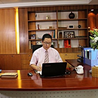 تصميم جديد للفنير الاصطناعي من خشب الأرز FCW-L146N / L246C تقنيات قطع الشرائح 2 * 8 بوصة لوجه مجلس الوزراء