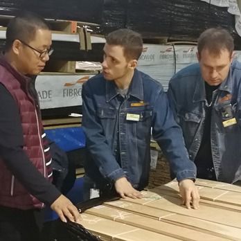 تقنيات قطع قطعة الخشب المزخرفة من اللفتة الفضية للحبوب المستقيمة عرض الحبوب 1280mm التوصيل للجلد الباب