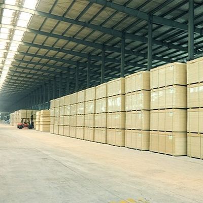Radiata Pine Oriented Strand Board Osb4 2440*1220*18mm Can Be Customsized For Exterior Wall And Roof Panel ويمكن تخصيصها للجدار والسقف الخارجي
